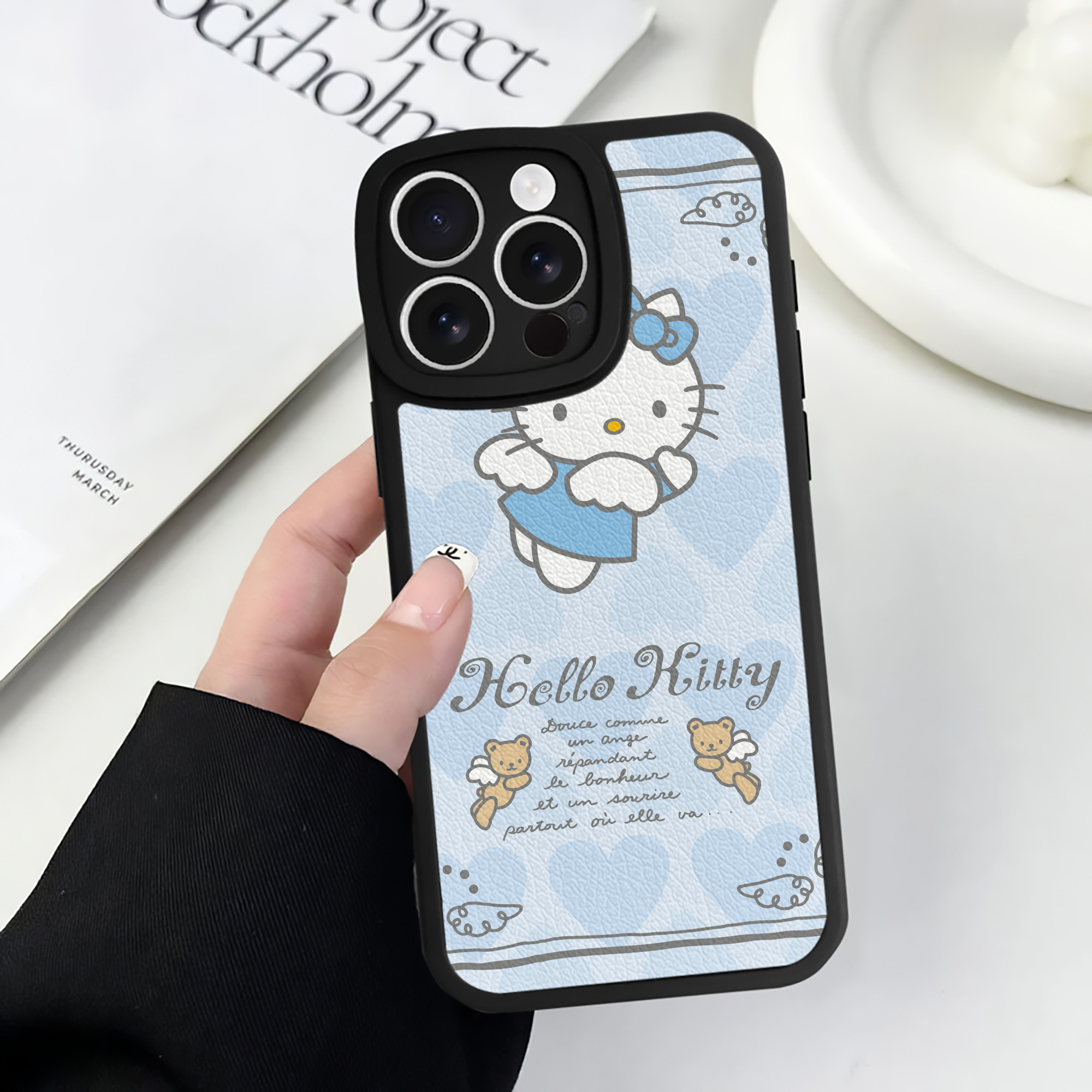 （画像用） Hello Kitty ハローキティ 【iPhone 16シリーズ対応】シリコンスマホケース（レザー調） 材質：シリコン